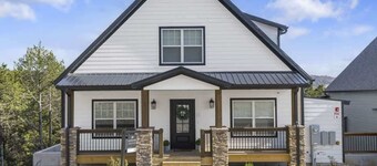 Luxury Lodge Near Lake • Hot Tub, Pools, Firepit & Games