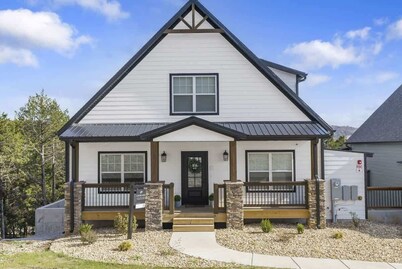 Luxury Lodge Near Lake • Hot Tub, Pools, Firepit & Games