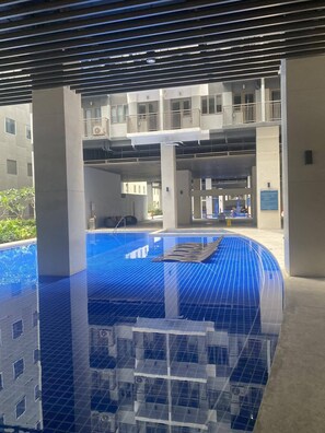 Una piscina al aire libre, una piscina climatizada