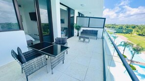 Outdoor dining - Apartment With Pool And Golf View (Punta Cana)