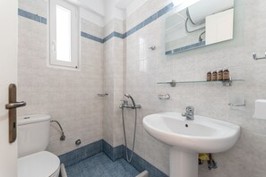 Shower, hair dryer, towels, shampoo