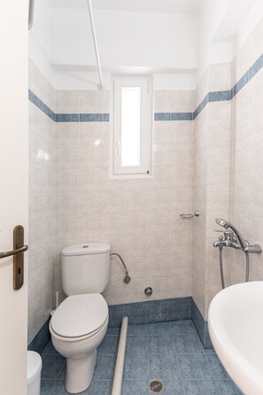 Douche, sèche-cheveux, serviettes fournies, shampoing