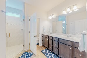 Hair dryer, towels - Spacious coastal home with pool & gym, fast WiFi, central AC & great location (Ocean View)