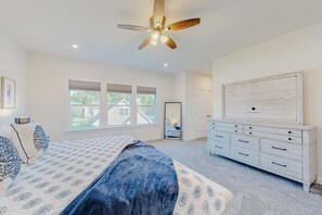 5 bedrooms, iron/ironing board, travel cot, Internet - Spacious coastal home with pool & gym, fast WiFi, central AC & great location (Ocean View)
