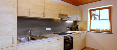 ثلاجة، ميكروويف، فرن، موقد طهي مسطح