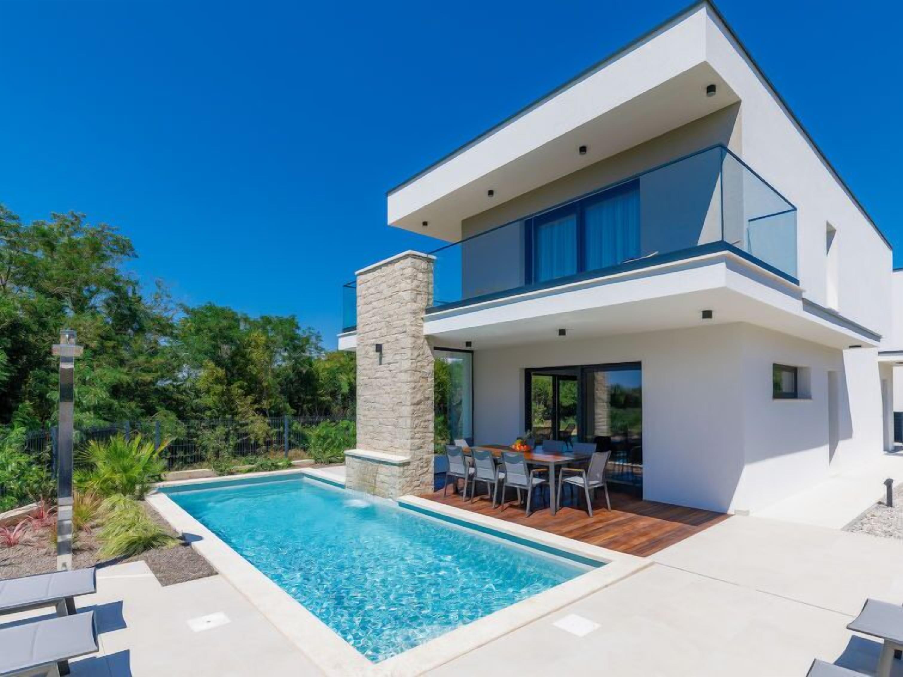 حمّام سباحة مُدفَّأ