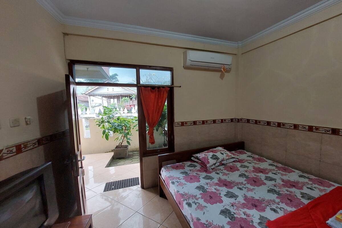 Superior Room | Desk, bed sheets