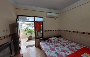 Superior Room | Desk, bed sheets - Hotel Widodo Tustiyani 4 (Parangtritis)