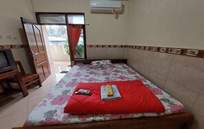 Superior Room | Desk, bed sheets - Hotel Widodo Tustiyani 4 (Parangtritis)