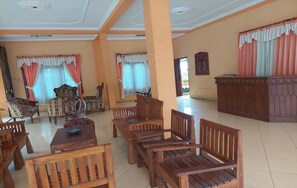 24-inch plasma TV with cable channels, TV - Hotel Widodo Tustiyani 4 (Parangtritis)