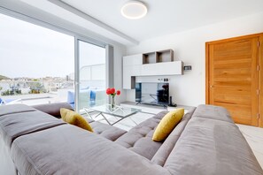 Apartment (3 Bedrooms) | Wohnbereich | 44-cm-Fernseher mit Kabelempfang