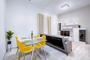 Apartamento (1 Bedroom) | Área de estar | TV 44 polegadas com canais a cabo