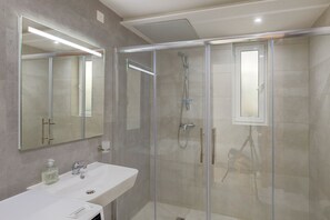 Apartment (2 Bedrooms) | Bathroom | Shower, rainfall showerhead, hair dryer, towels