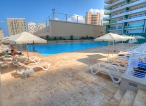 Una piscina al aire libre