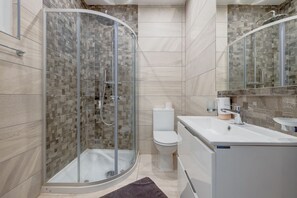 Apartment (1 Bedroom) | Bathroom | Shower, rainfall showerhead, hair dryer, towels - Contemporary 1BR Apartment, Central Location (Gzira)