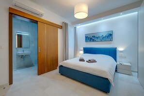 3 bedrooms, laptop workspace, WiFi, bed sheets - Superlative Apartment With Valletta and Harbour Views (Sliema)