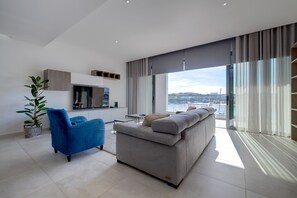 44-inch LCD TV with cable channels, TV - Superlative Apartment With Valletta and Harbour Views (Sliema)