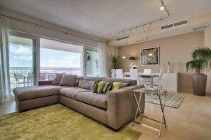 44-inch TV with cable channels - Luxury Apartment With Pool and Terrace, Top Location (Sliema)