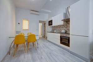 Appartement (3 Bedrooms) | Privékeuken | Een magnetron, een oven, een espressoapparaat