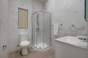 Apartment (3 Bedrooms) | Bathroom | Shower, rainfall showerhead, hair dryer, towels - Modern Apartment in the Best Area of Sliema (Sliema)