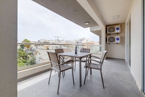 Apartment (2 Bedrooms) | Outdoor dining