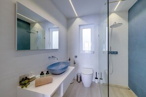 Shower, rainfall showerhead, hair dryer, towels - Stunning 3BR Apartment With Marina Views (Ta' Xbiex)
