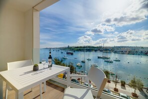 อพาร์ทเมนท์ (3 Bedrooms) | รับประทานอาหารกลางแจ้ง
