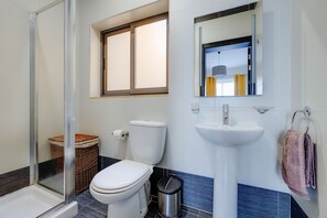 Combined shower/tub, rainfall showerhead, hair dryer, towels