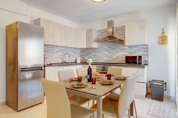 Een magnetron, een espressoapparaat, een waterkoker, een broodrooster