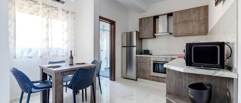 Microondas, horno, cafetera de espresso y tostadora