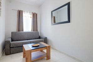 TV - Idyllic Apartment Steps From the Promenade (Gzira)