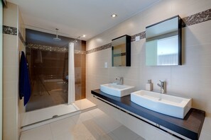 公寓 (2 Bedrooms) | 浴室 | 淋浴設備、淋浴花灑、吹風機、毛巾