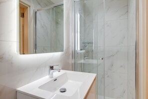 Dusche, Regendusche, Haartrockner, Handtücher