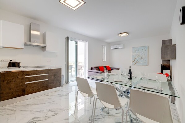 Een espressoapparaat, een waterkoker, een broodrooster