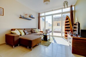 44-inch TV with cable channels - Cosy 1BR Penthouse Close to the Promenade (Sliema)