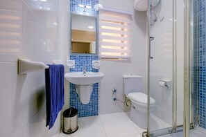 Ducha, cabezal de ducha tipo lluvia, secador de pelo, toallas