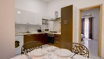 Microondas, horno, cafetera expreso, tetera/pava eléctrica