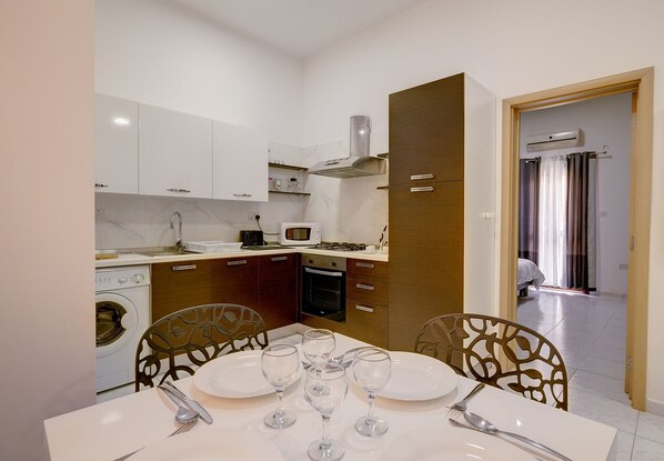 Microondas, horno, cafetera expreso, tetera/pava eléctrica