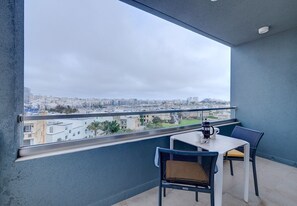 Apartment (2 Bedrooms) | Tempat makan luar