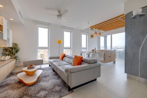 44-inch TV with cable channels - Stunning Apartment in a Central Location With Views (Ta' Xbiex)