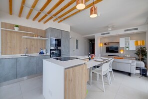 Apartment (2 Bedrooms) | Dapur peribadi | Ketuhar gelombang mikro, ketuhar, pembakar roti
