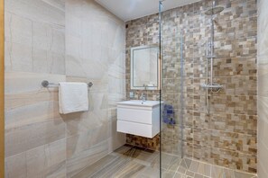Shower, rainfall showerhead, hair dryer, towels - Cosy 1BR Apartment in Central St Julian's (Swieqi)