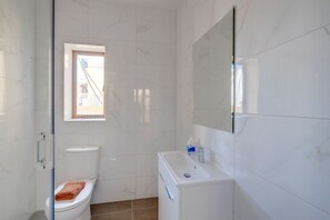 Appartement (2 Bedrooms) | Salle de bain | Douche, douche à « effet pluie », sèche-cheveux, serviettes fournies