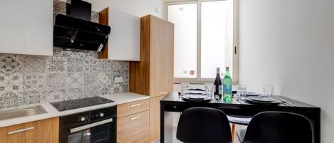 Espresso maker, electric kettle, toaster