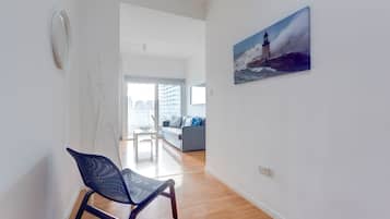 Apartament (2 Bedrooms) | Sala d'estar | Televisor de 44 polzades amb canals per cable