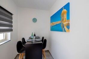 Apartment (1 Bedroom) | Dining