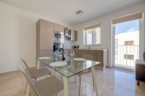 Microwave, espresso maker, electric kettle, toaster - Modern 2BR Apartment in Central St Julian's (Swieqi)
