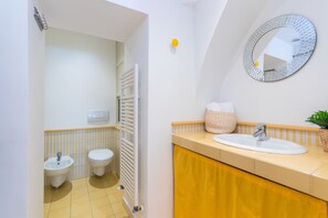 Chuveiro, secador de cabelo, toalhas de banho