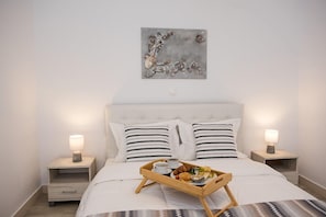 GREY LUXURY HOUSE  SEA FRONT | Premium bedding, in-room safe, desk, laptop workspace