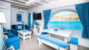 BLUE LUXURY HOUSE  SEA FRONT | 客廳 | 32 吋LCD 電視連衛星電視頻道、電視、DVD 播放機